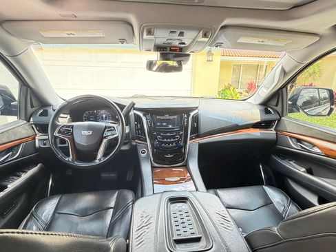 Used 2017 Cadillac Escalade ESV Luxury RWD image 8