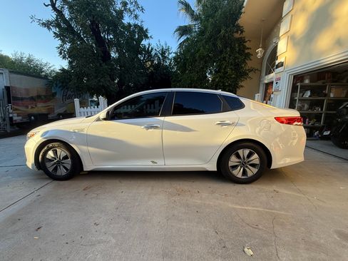 Used 2018 Kia Optima Premium w/ Convenience Package image 1