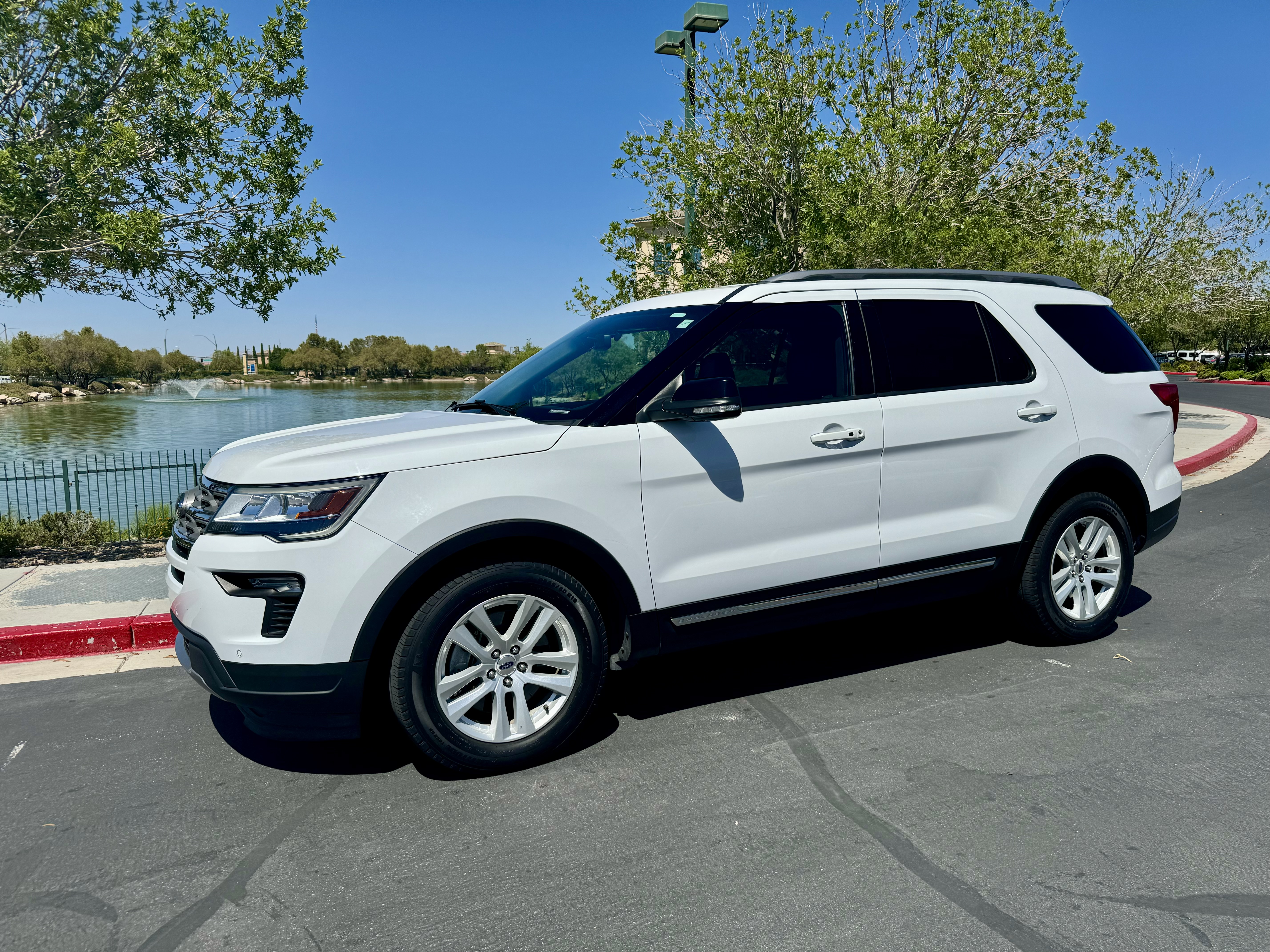 Used 2018 Ford Explorer XLT w/ Equipment Group 202A FWD image 2
