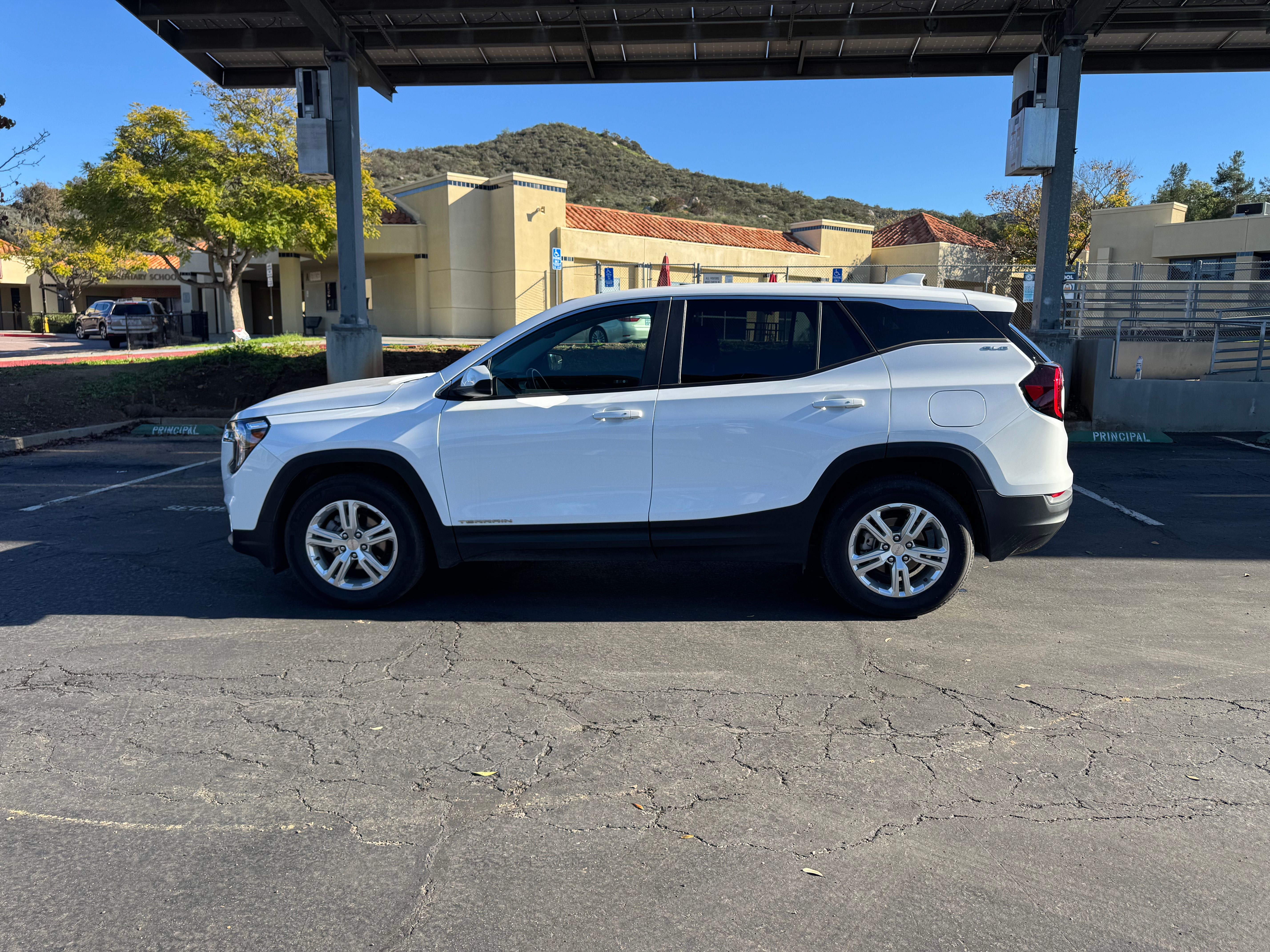 Used 2024 GMC Terrain SLE FWD image 9