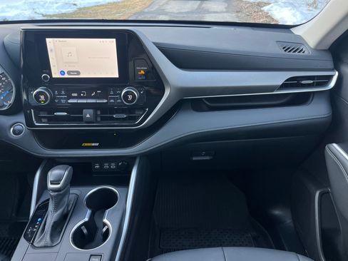 Used 2025 Toyota Highlander XLE image 10