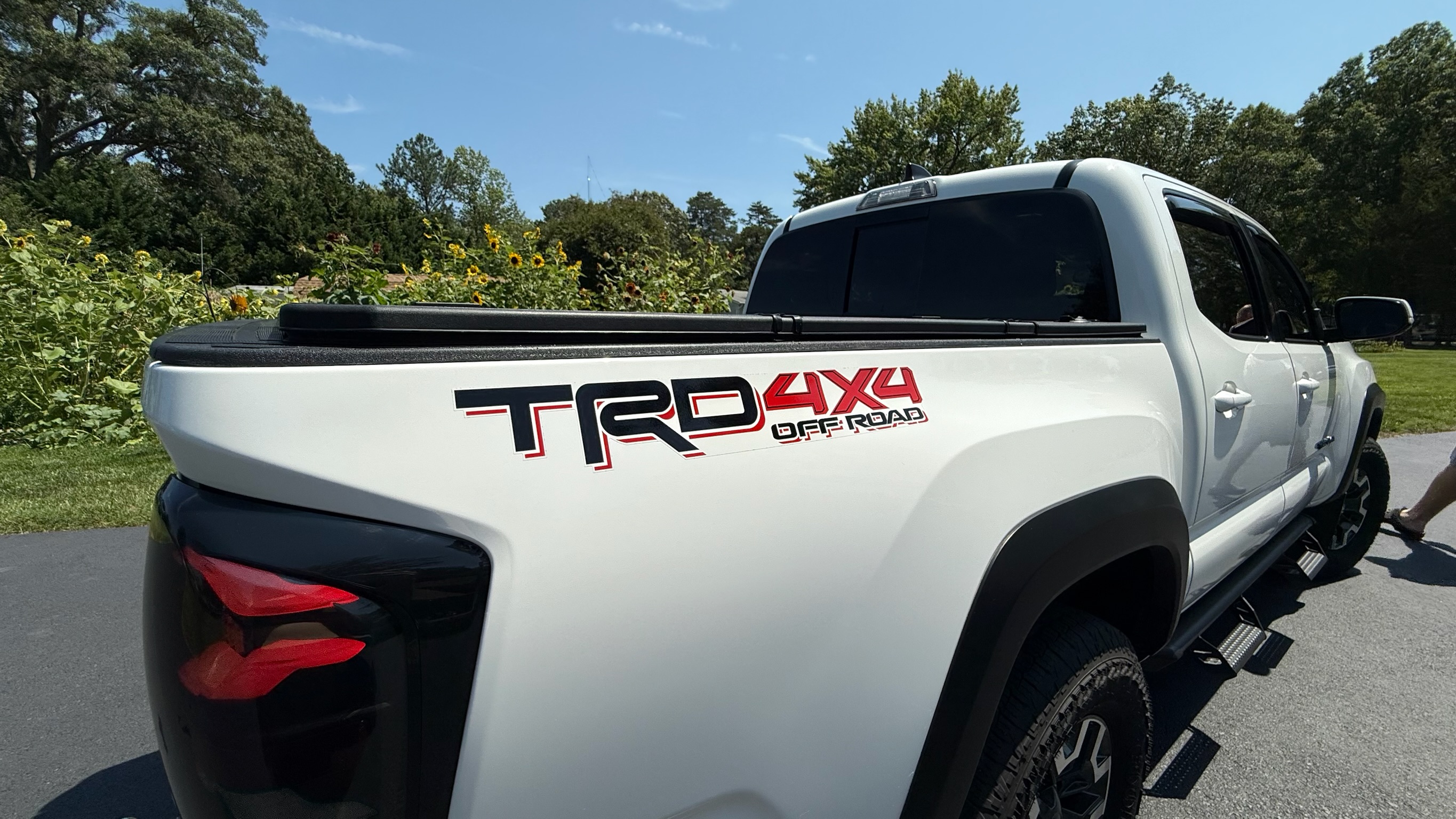 Used 2023 Toyota Tacoma TRD Off-Road w/ Technology Package AWD/4WD image 9