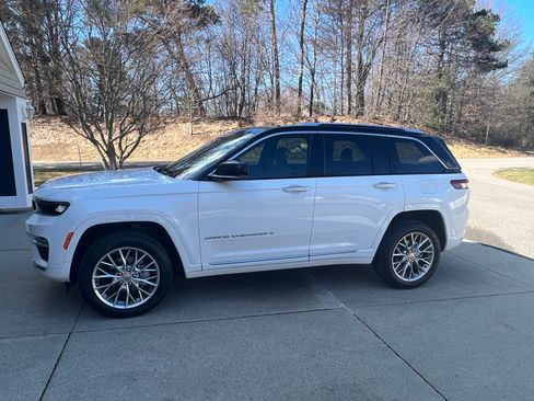 Used 2023 Jeep Grand Cherokee Summit w/ Adv Protech Group IV image 9