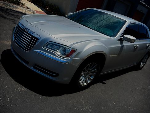 Used 2012 Chrysler 300 RWD image 1