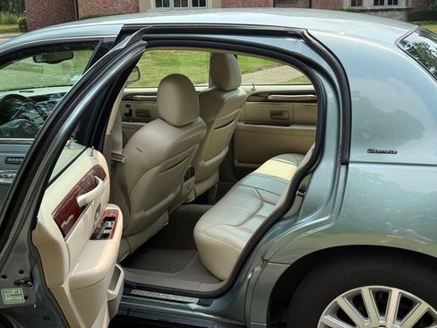 Used 2004 Lincoln Town Car Ultimate RWD image 14
