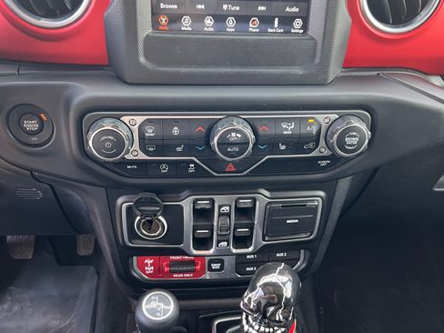 Used 2018 Jeep Wrangler Unlimited Rubicon w/ Dual Top Group AWD/4WD image 24