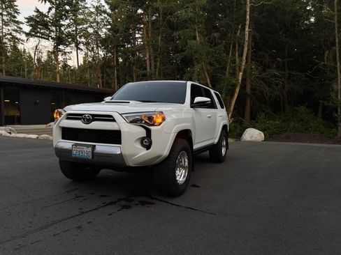 Used 2024 Toyota 4Runner TRD Off-Road Premium image 8