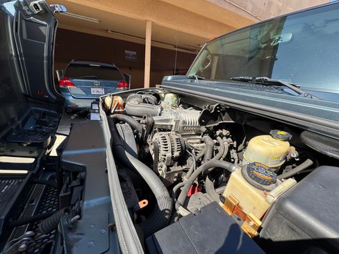 Used 2005 HUMMER H2 Luxury w/ Preferred Equipment Group image 4