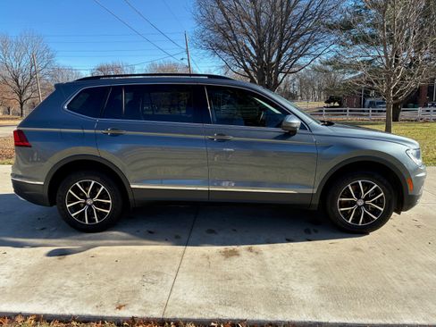 Used 2021 Volkswagen Tiguan SE w/ Panoramic Sunroof Package image 4
