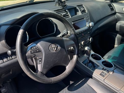 Used 2011 Toyota Highlander SE w/ Tow Pkg FWD image 5