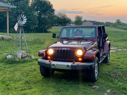 Used 2008 Jeep Wrangler Unlimited Sahara w/ Dual Top Group AWD/4WD image 11