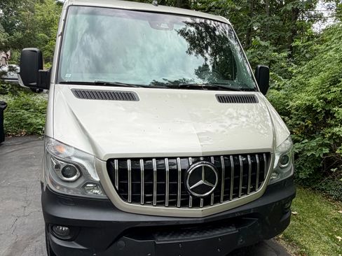 Used 2016 Mercedes-Benz Sprinter 2500 image 6
