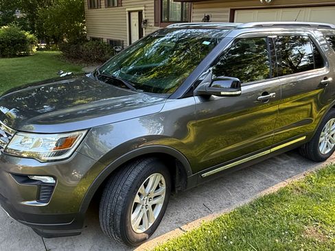 Used 2018 Ford Explorer XLT w/ Equipment Group 201A AWD/4WD image 1
