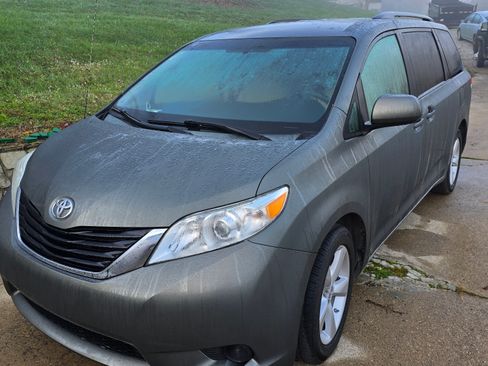 Used 2014 Toyota Sienna LE image 1