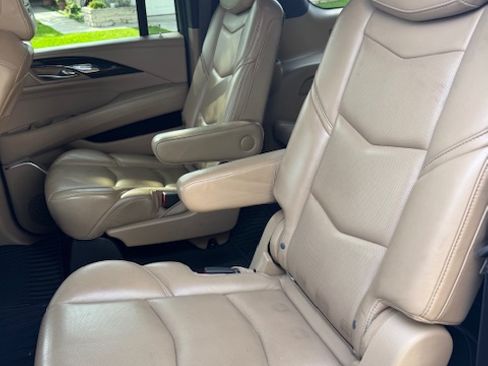 Used 2018 Cadillac Escalade ESV Platinum image 16