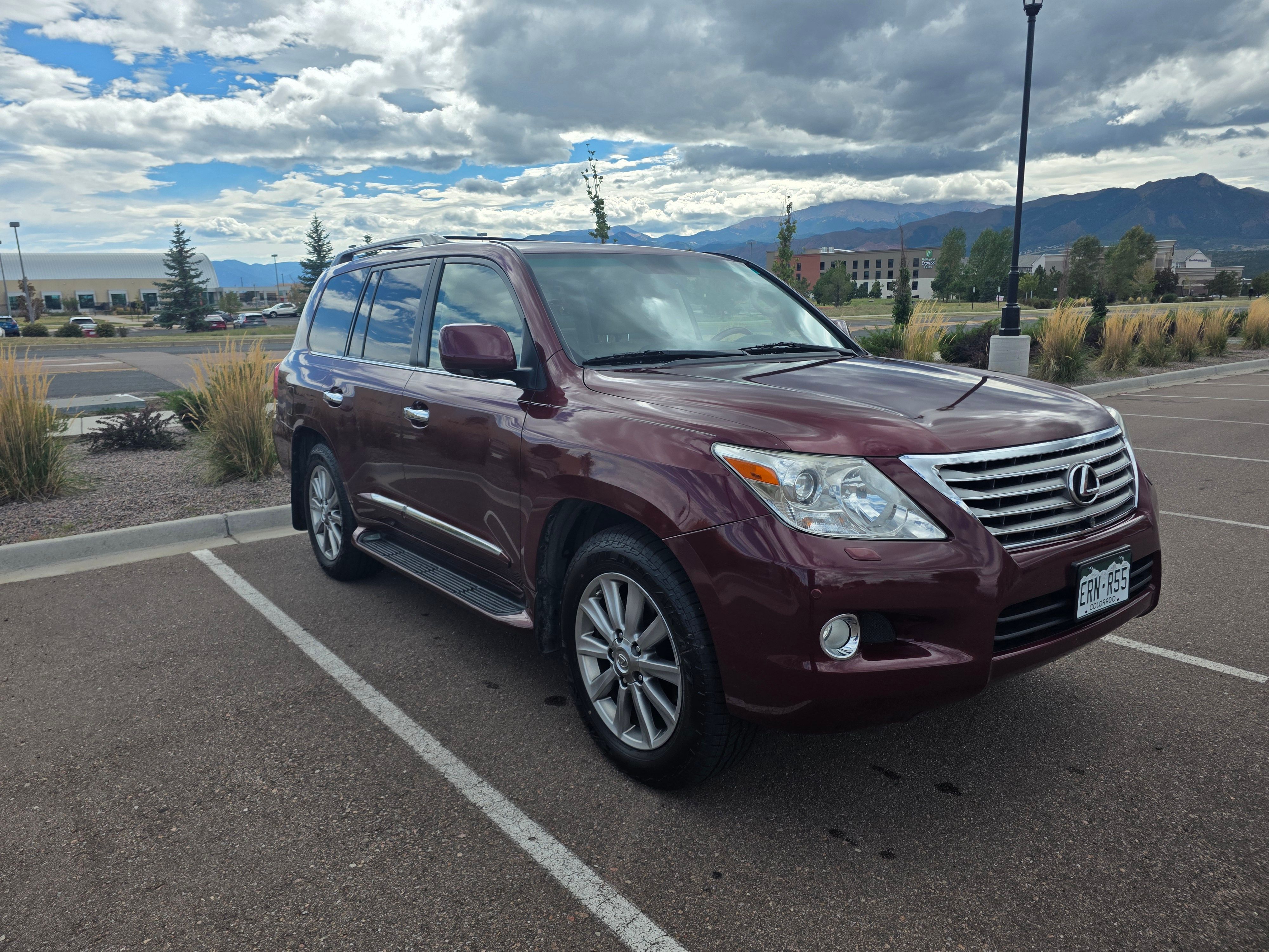 Used 2011 Lexus LX 570 4WD w/ Luxury Pkg image 2