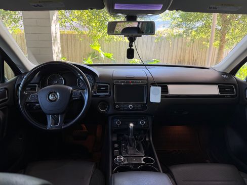 Used 2016 Volkswagen Touareg Sport image 17