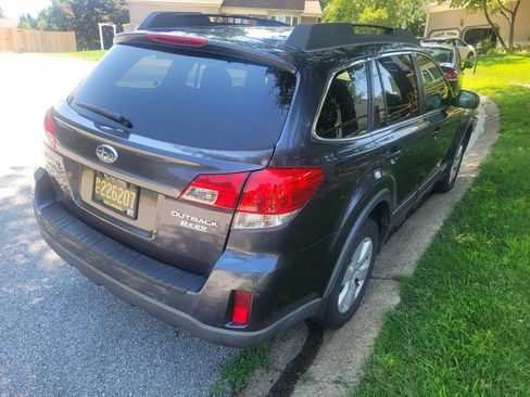Used 2010 Subaru Outback 2.5i Limited image 8