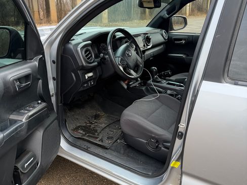 Used 2017 Toyota Tacoma TRD Sport image 8