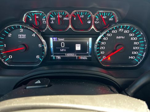 Used 2018 Chevrolet Suburban LT RWD image 4