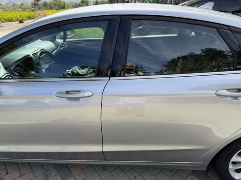 Used 2020 Ford Fusion SE FWD image 5