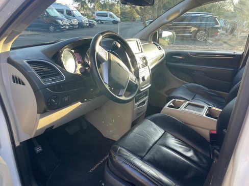 Used 2015 Chrysler Town & Country Limited Platinum FWD image 10
