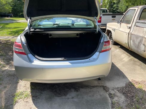 Used 2010 Toyota Camry LE FWD image 9