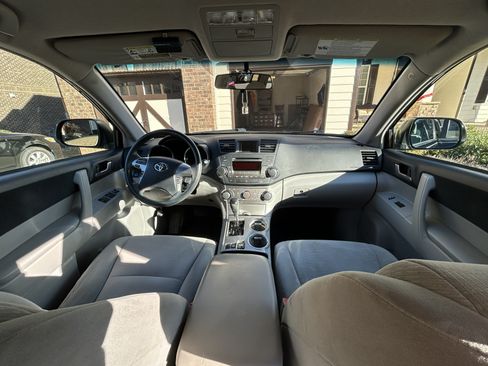 Used 2012 Toyota Highlander FWD w/ Tech Pkg image 13