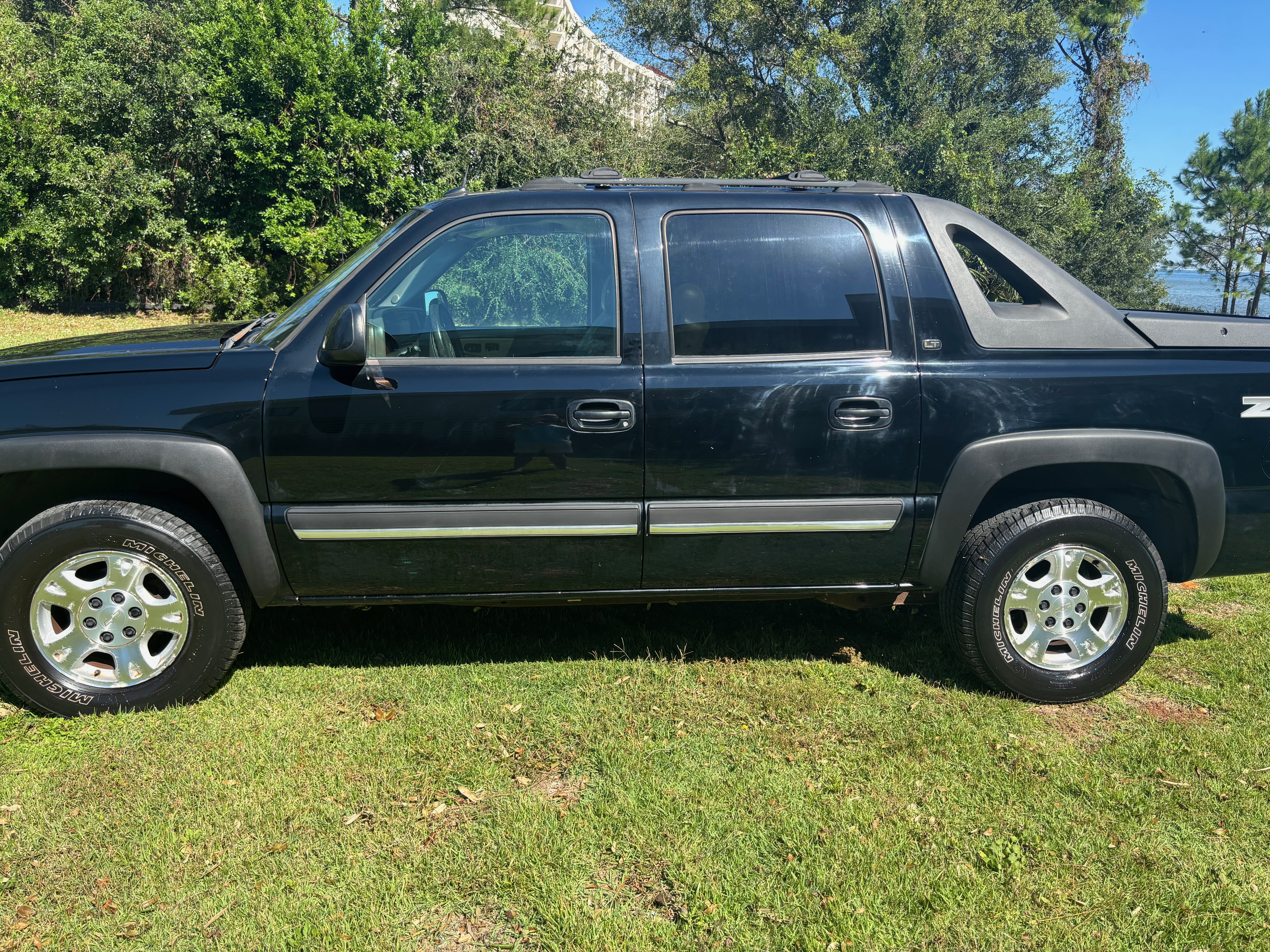 Used 2005 Chevrolet Avalanche Z71 w/ Sun And Sound Package AWD/4WD image 2