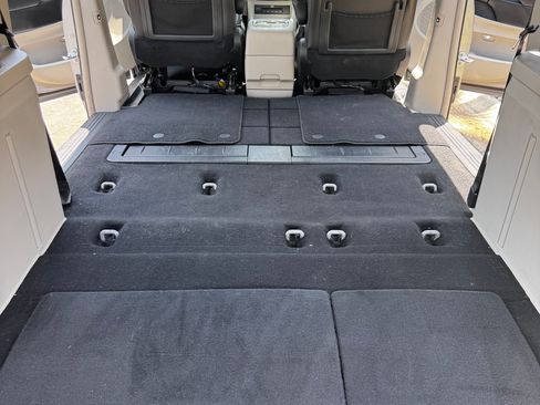 Used 2015 Chrysler Town & Country Touring-L w/ Driver Convenience Group FWD image 20
