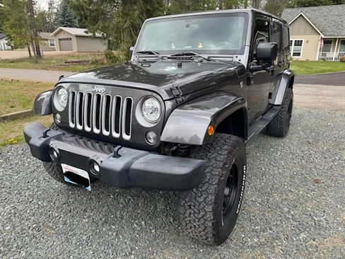 Used 2017 Jeep Wrangler Unlimited Sahara w/ Max Tow Package AWD/4WD image 6