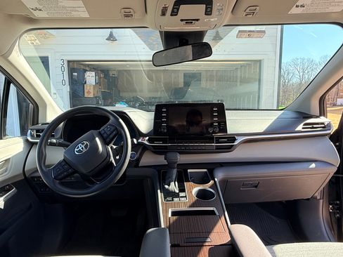 Used 2022 Toyota Sienna LE image 12