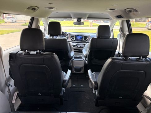 Used 2017 Chrysler Pacifica Touring-L w/ Tire & Wheel Group FWD image 17
