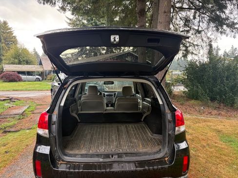 Used 2011 Subaru Outback 2.5i Premium image 2