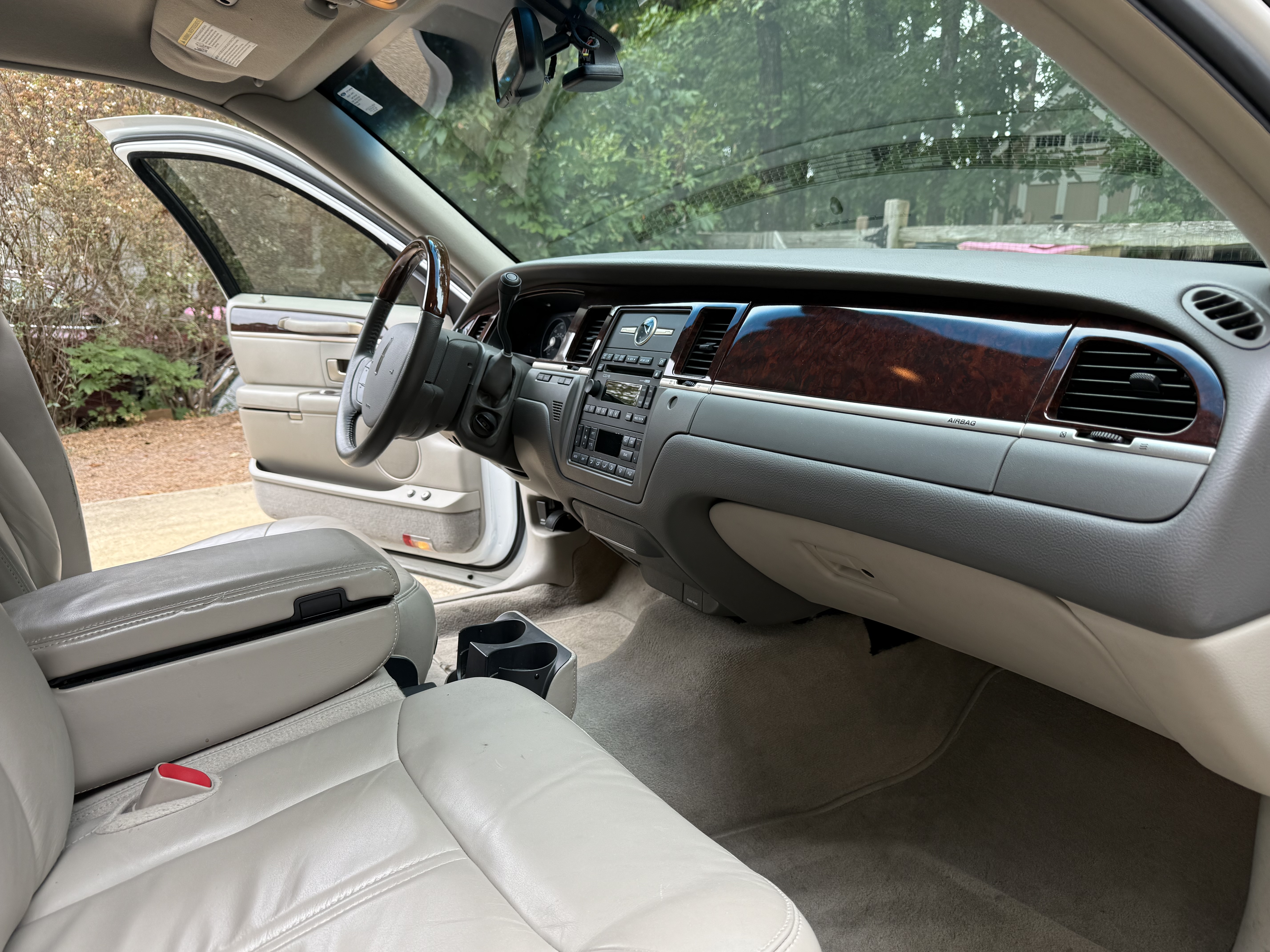 Used 2010 Lincoln Town Car Signature Limited RWD image 10