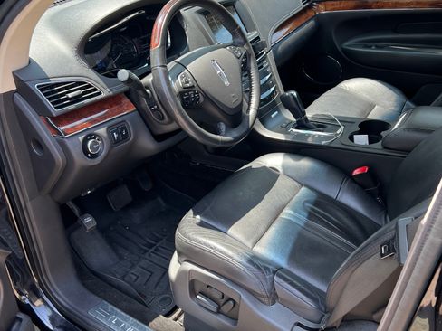 Used 2019 Lincoln MKT AWD image 15