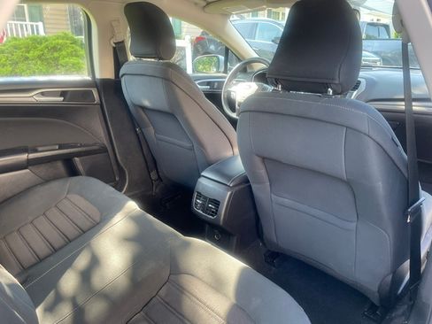 Used 2019 Ford Fusion SE FWD image 11