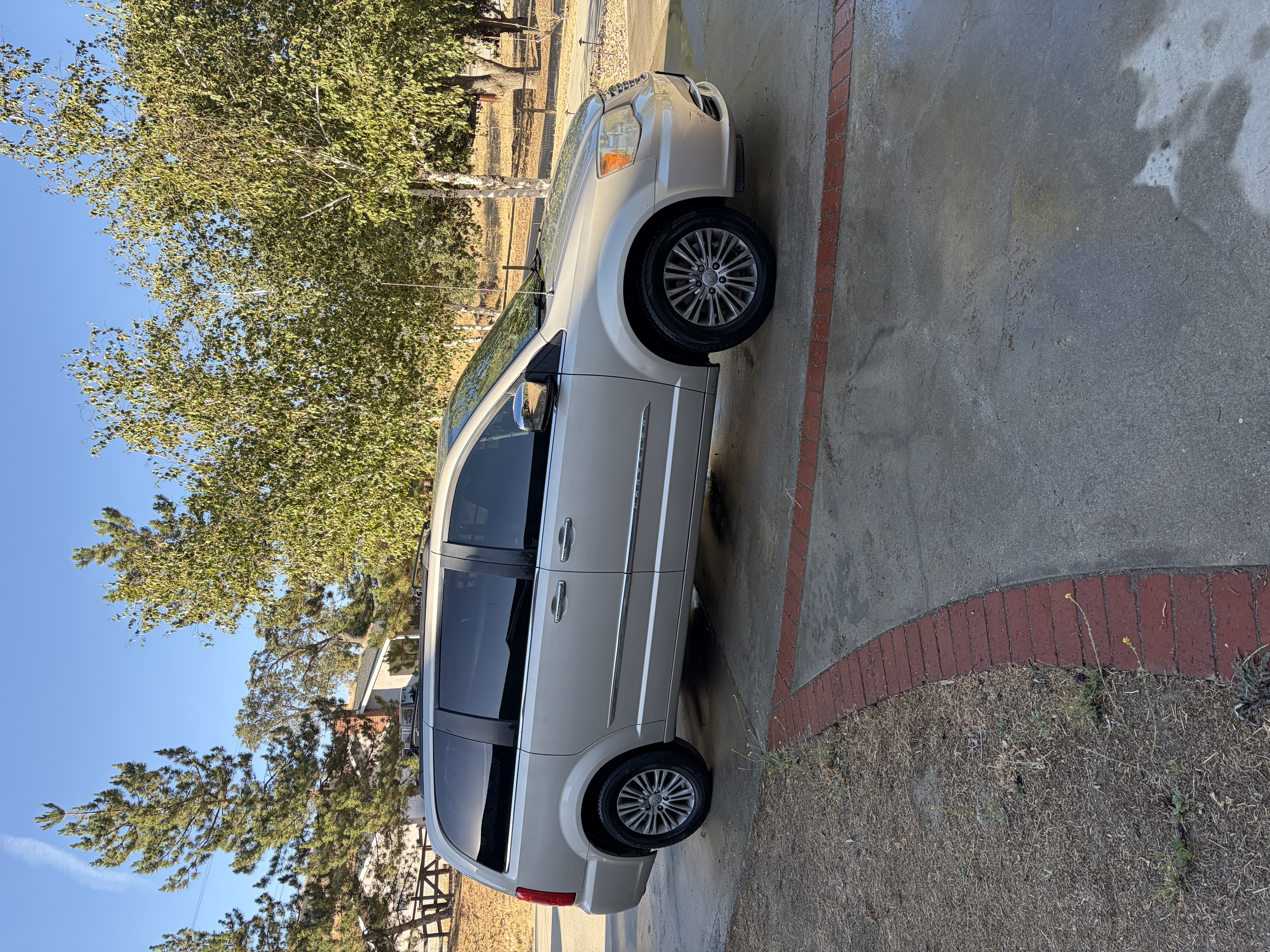 Used 2013 Chrysler Town & Country Touring-L w/ Entertainment Group #2 FWD image 1