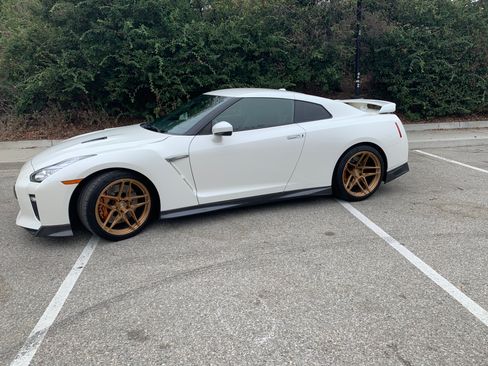 Used 2018 Nissan GT-R Premium image 1