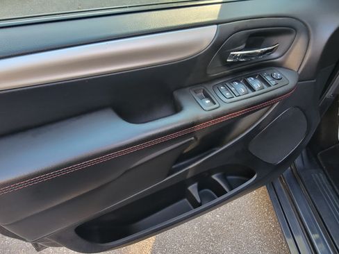 Used 2019 Dodge Grand Caravan GT image 12