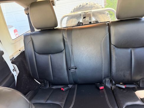 Used 2014 Jeep Wrangler Unlimited Rubicon w/ Connectivity Group AWD/4WD image 8