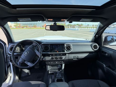 Used 2016 Toyota Tacoma TRD Sport image 12