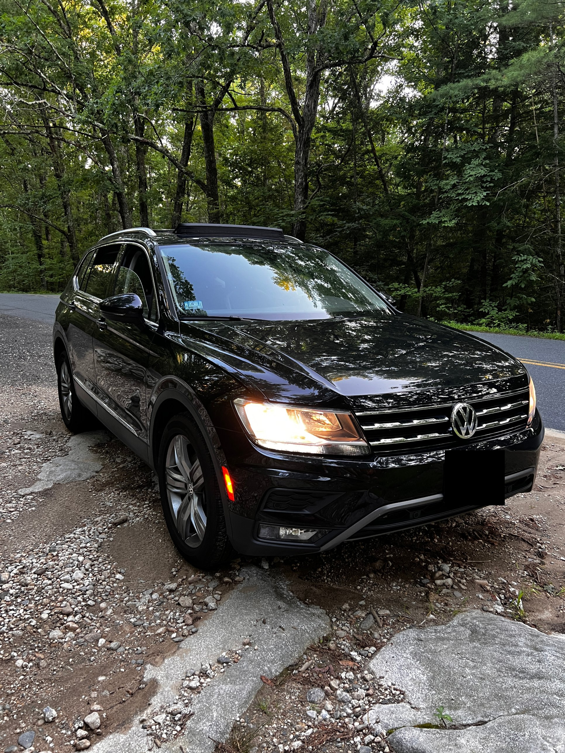 Used 2021 Volkswagen Tiguan SEL AWD/4WD image 2