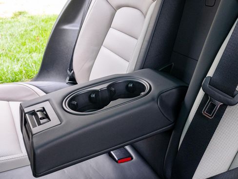 Used 2021 Porsche Taycan image 16