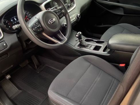 Used 2016 Kia Sorento LX image 29