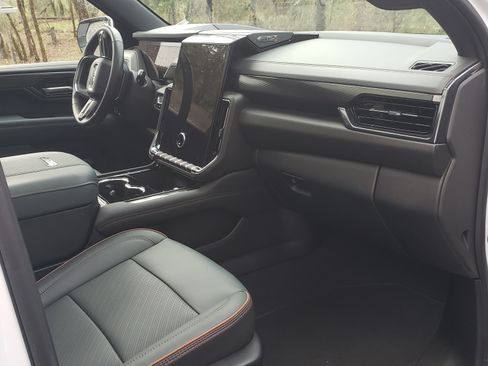 Used 2025 GMC Yukon XL AT4 w/ AT4 Premium Plus Package image 5