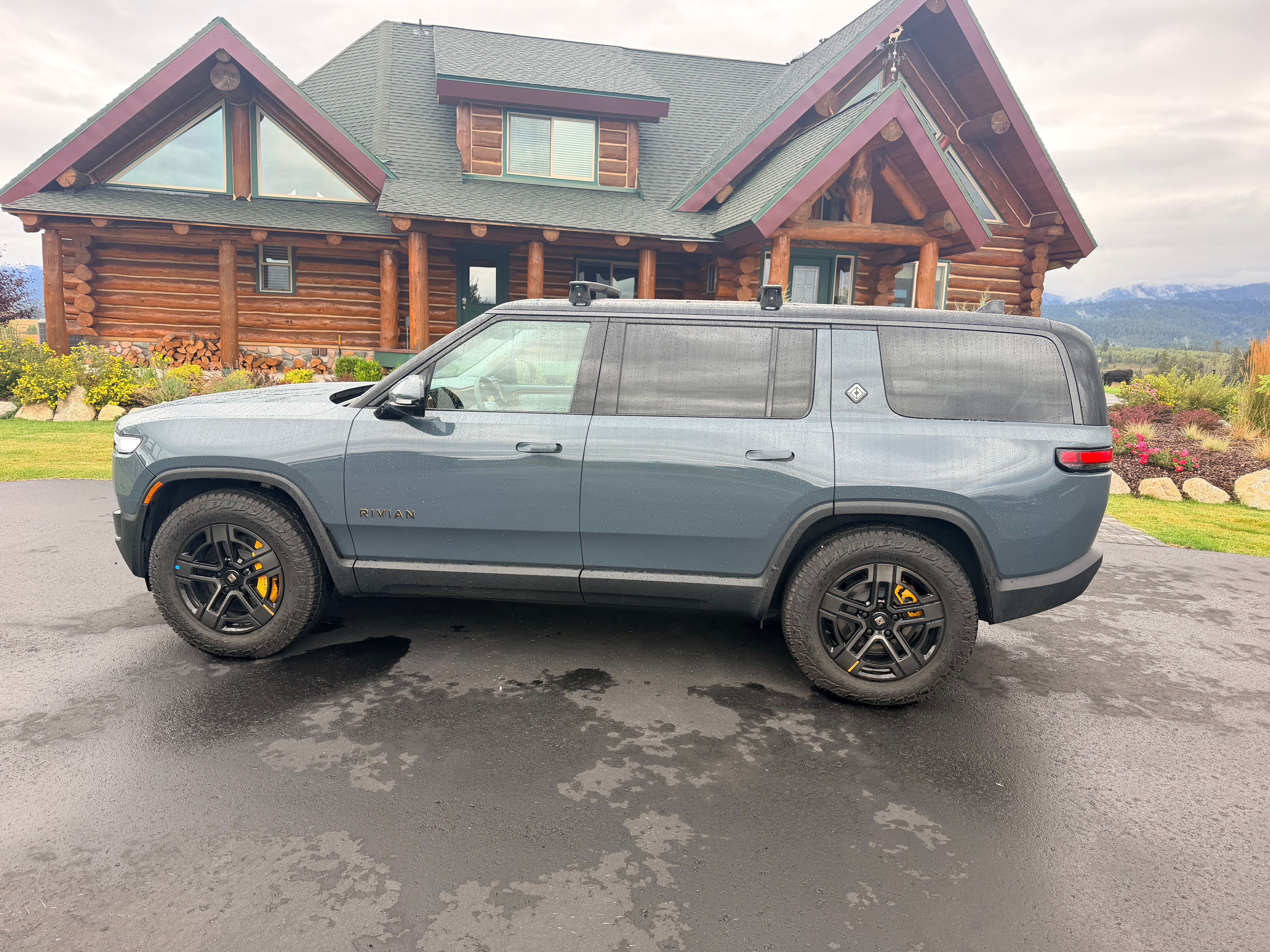Used 2026 Rivian R1S Premium Tri AWD/4WD image 1