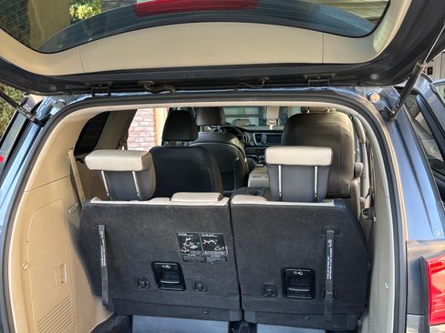 Used 2017 Kia Sedona LX w/ LX Essentials Premium Package image 6