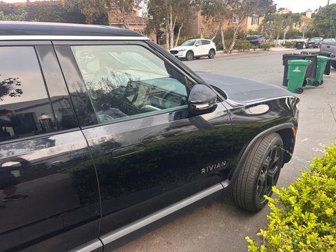 Used 2025 Rivian R1S Adventure image 13