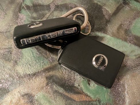 Used 2017 Volvo S90 T6 Momentum w/ Vision Package image 25